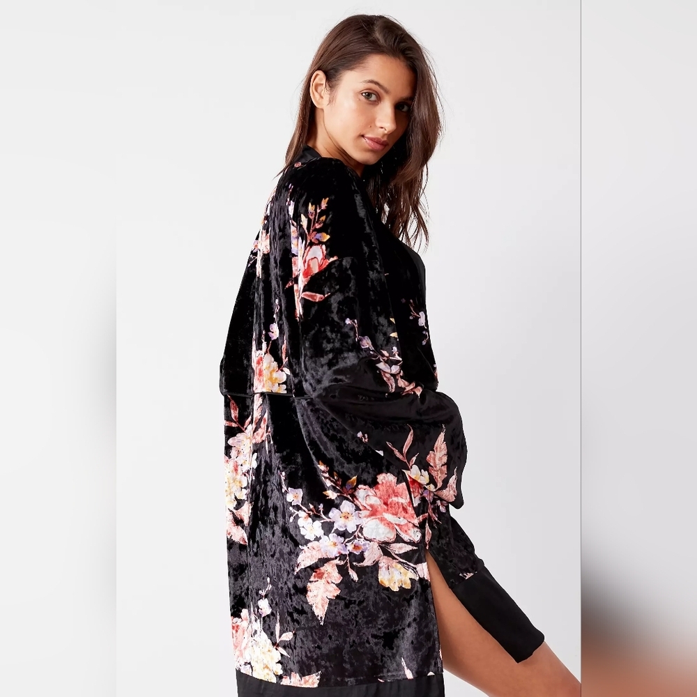 Urban Outfitters Out From Under Crushed Velvet Floral Kimono Duster Size XS - Picture 3 of 13